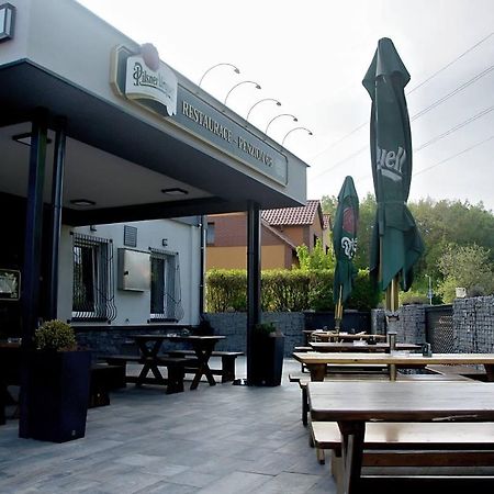 Hotel Penzion 68 à Kladno Extérieur photo
