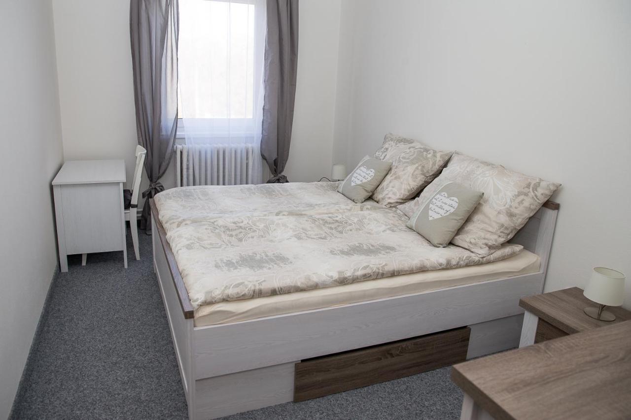 Hotel Penzion 68 à Kladno Extérieur photo